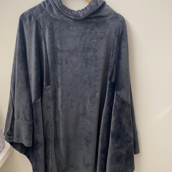 La vie en rose loungewear gray ponchos - Picture 8 of 9